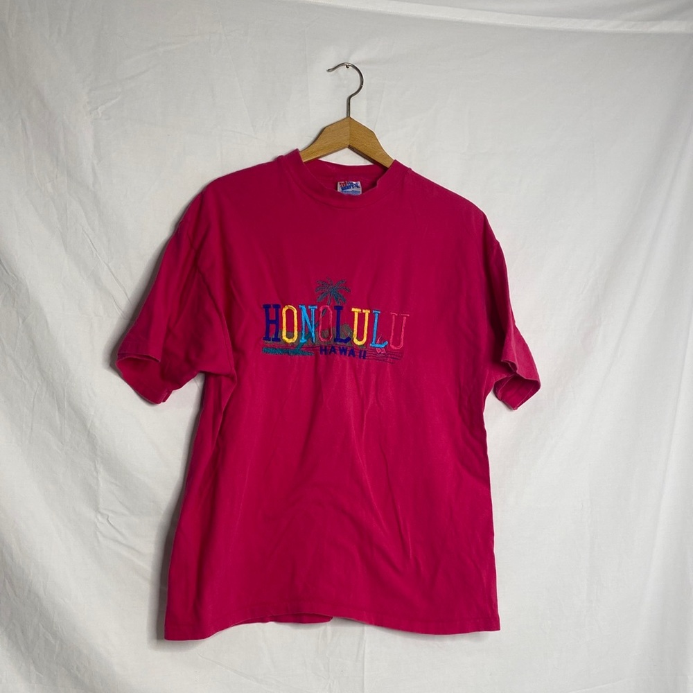 VINTAGE EMBROIDERED HONOLULU HAWAII SINGLE STITCH T-SHIRT ON BEEFY-T.

X-Large
